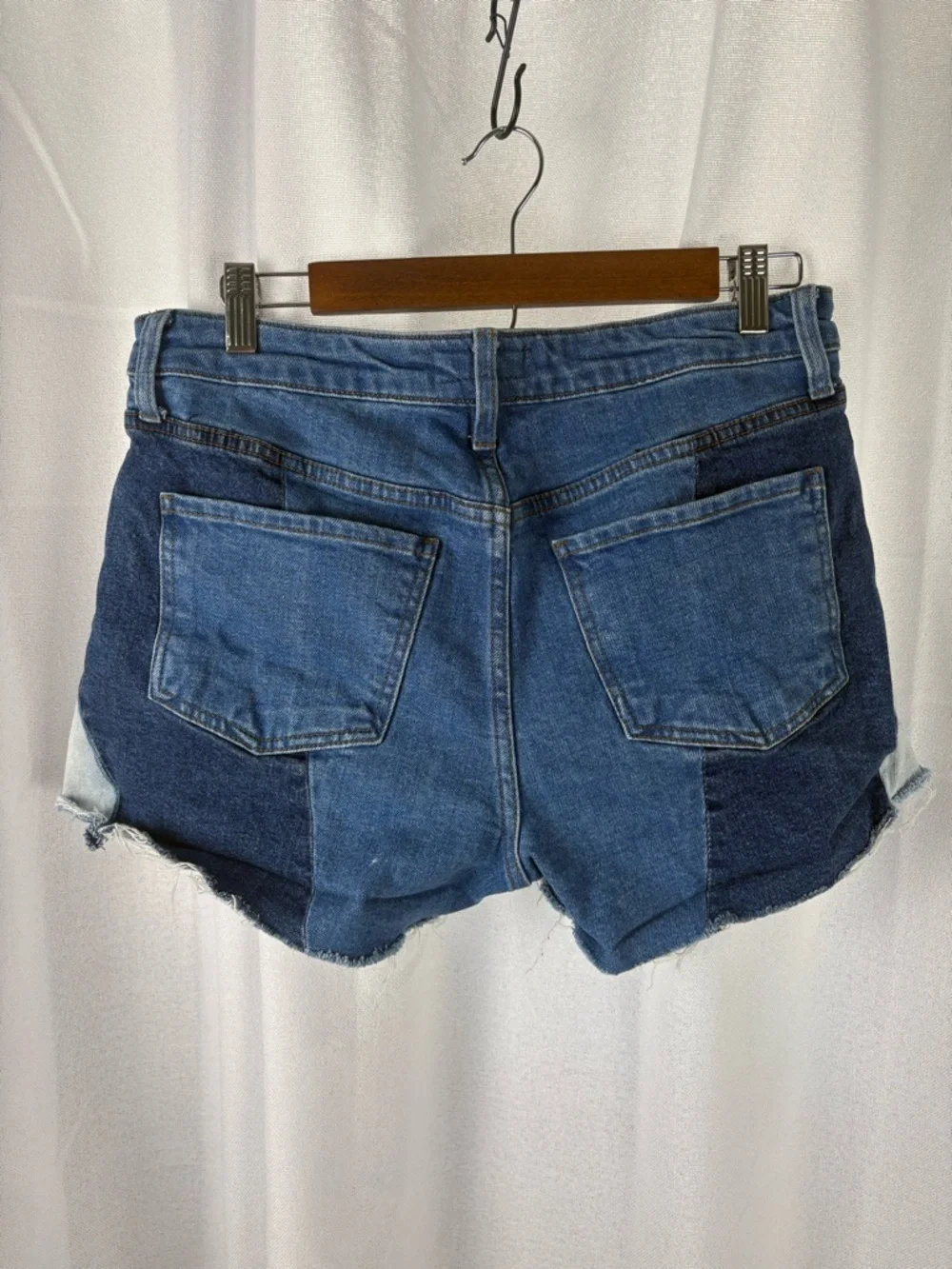 Kut from the Kloth - High Rise Jane Shorts - Size 8 - Picture 4 of 9